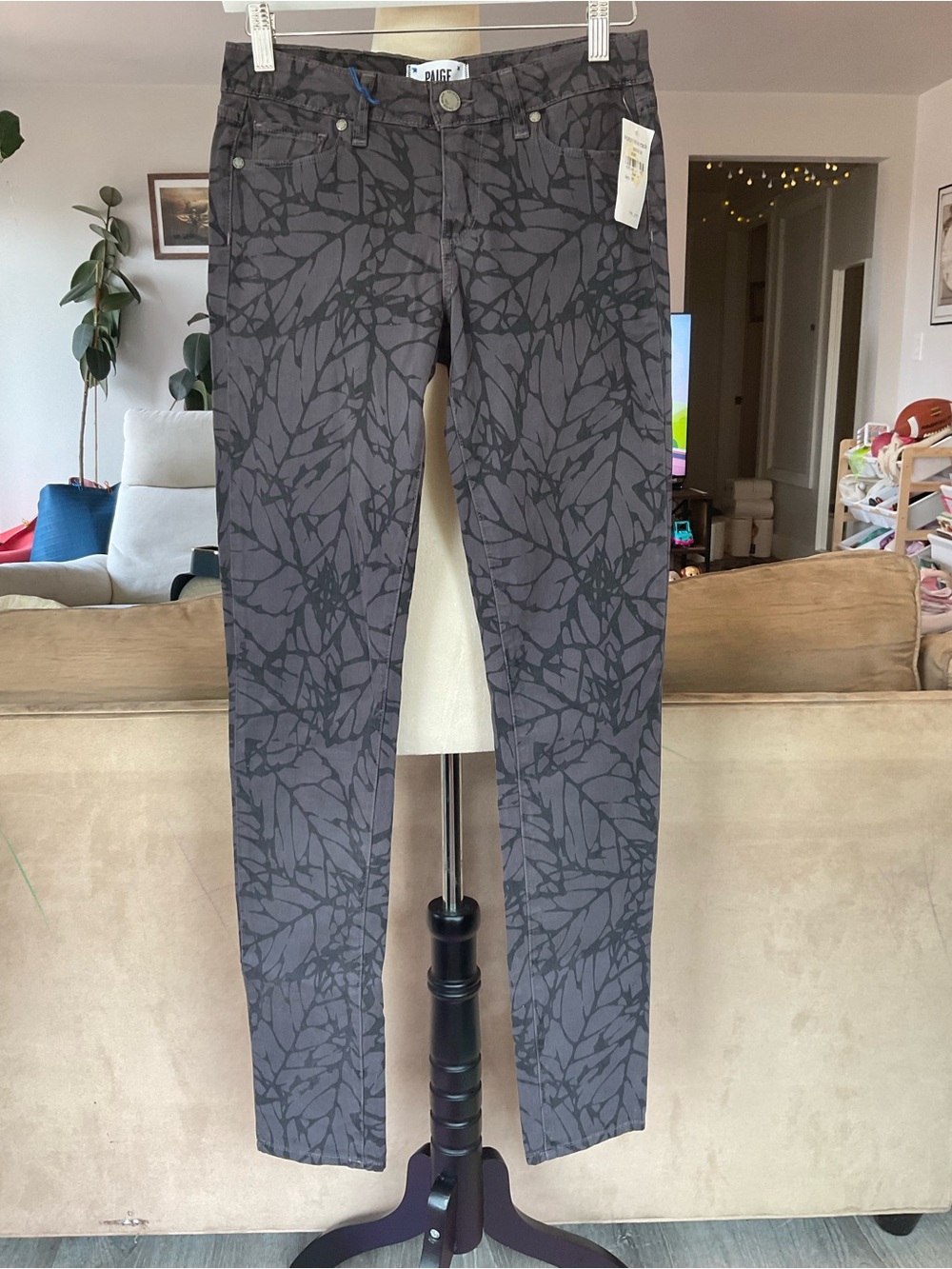 🕸️NWT‎ PAIGE Skyline Skinny Jeans Gray Leaf Print Storm Size 27 Grunge